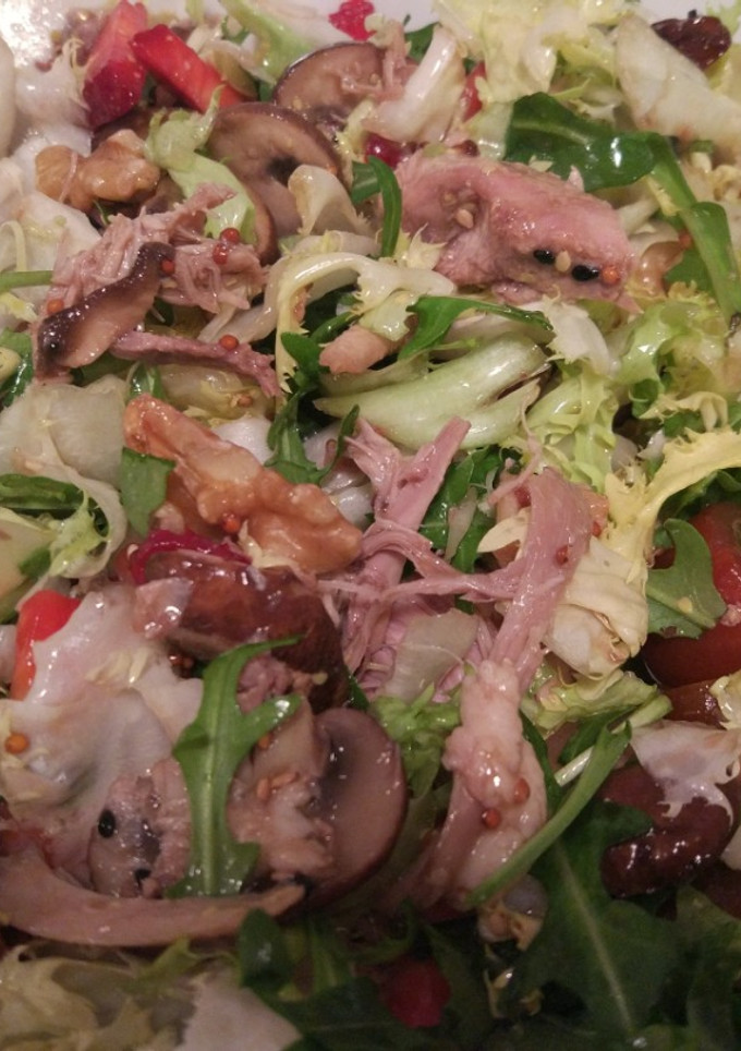 Una foto de Ensalada templada de codorniz escabechada