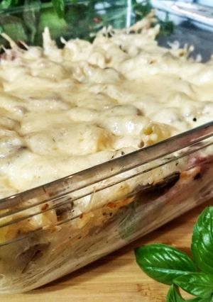 Zdjęcie przepisu Zapiekanka makaronowa z szynką i pieczarkami.