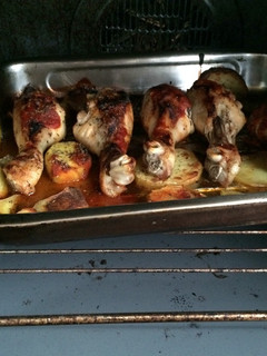 Una foto de Pollo al horno con tomate natural y patatas