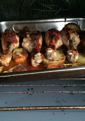 Una foto de Pollo al horno con tomate natural y patatas 