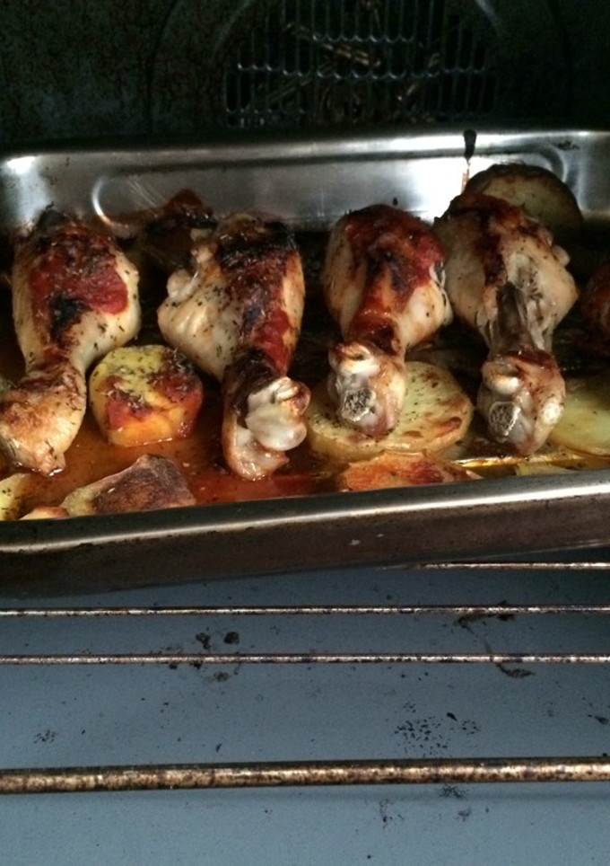 Una foto de Pollo al horno con tomate natural y patatas 