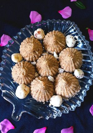 मखाना मोदक (makhana modak recipe in marathi) रेसिपी चे मुख्य फोटो 