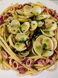 Linguines salteados con calamares y almejas al ajillo
