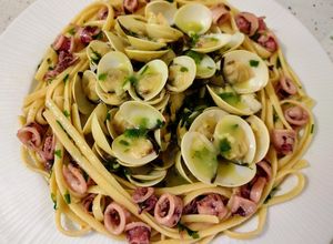 Foto principal de Linguines salteados con calamares y almejas al ajillo