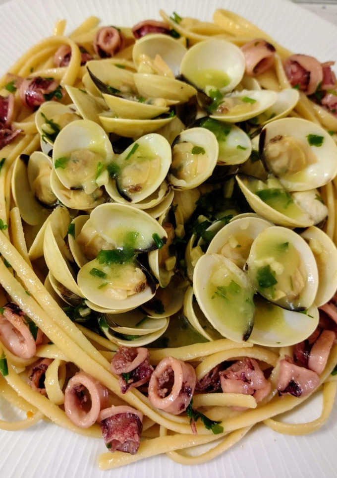 Una foto de Linguines salteados con calamares y almejas al ajillo