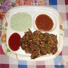 A picture of Piaz aur palak ke pakore.