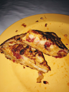 Una foto de Tortilla con chistorra, bacon y queso🥔