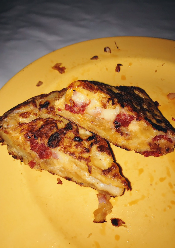 Una foto de Tortilla con chistorra, bacon y queso🥔