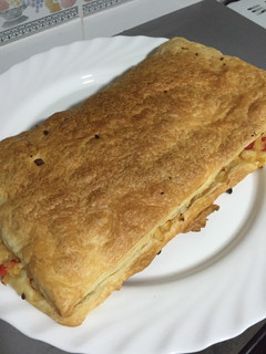 Una foto de Empanada de hojaldre y bacalao fresco