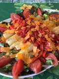 Salade d'asperges aux poivrons, tomates, laitue rouge et mimolette