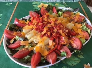 Une photo de Salade d'asperges aux poivrons, tomates, laitue rouge et mimolette