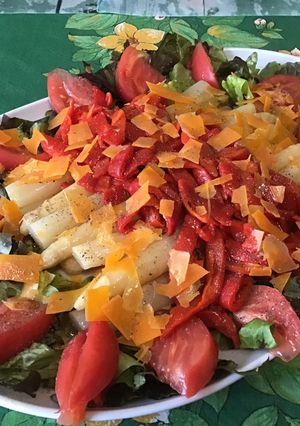 Une photo de Salade d'asperges aux poivrons, tomates, laitue rouge et mimolette