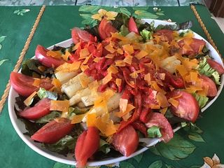 Salade d'asperges aux poivrons, tomates, laitue rouge et mimolette