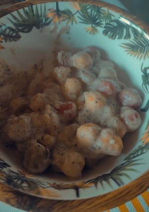 Una foto de Ñoquis sin gluten con gambas y salsa de trufa