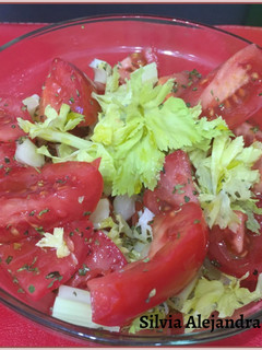 Una foto de Ensalada de tomate y apio