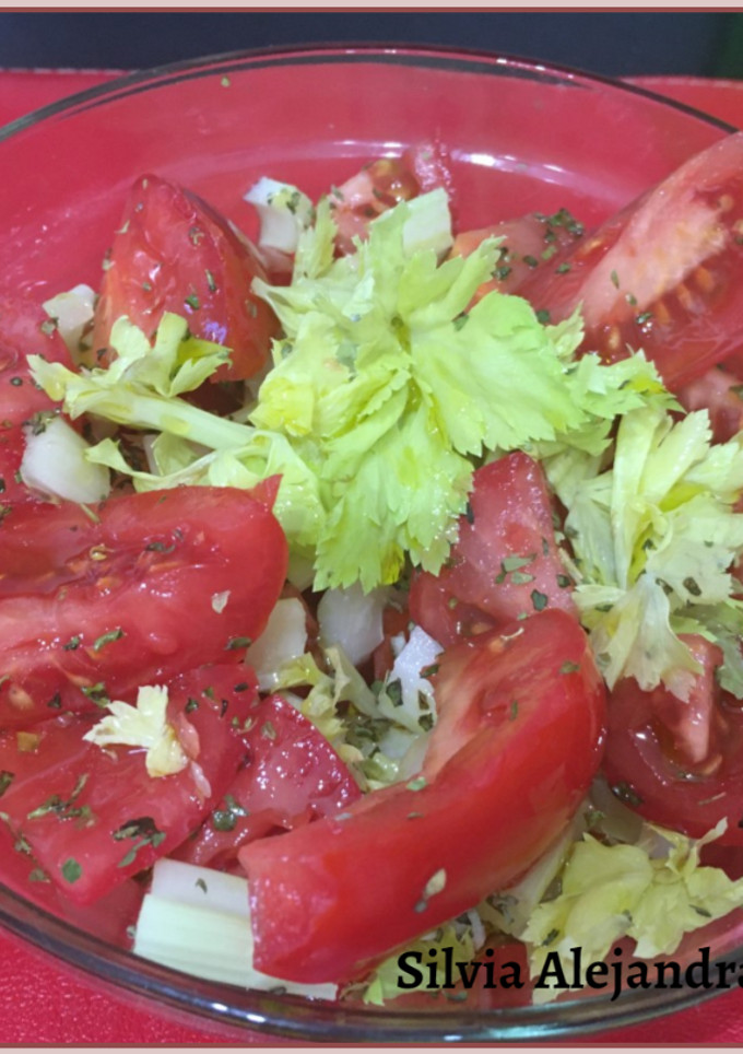 Una foto de Ensalada de tomate y apio