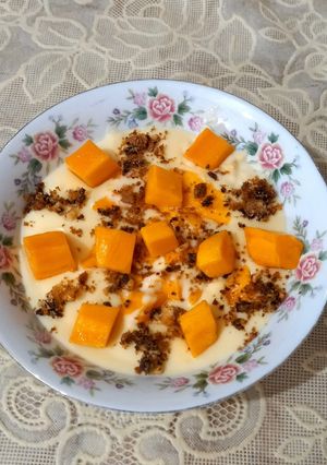 A picture of Vanilla custard with mango chunks 🥭🥭🍪🍝.