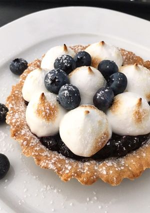 Foto di Crostatina di confettura fresca di Mirtilli e Meringa italiana a Km0