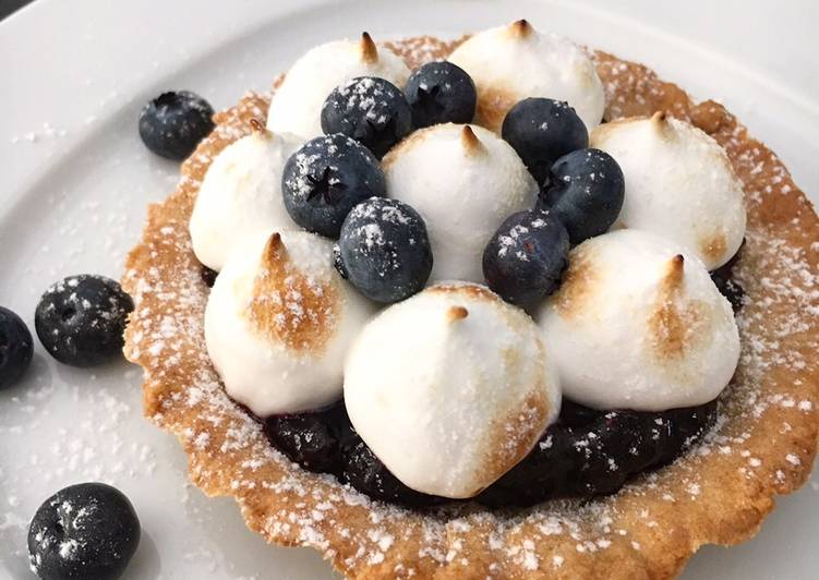 Crostatina di confettura fresca di Mirtilli e Meringa italiana a Km0