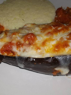 Una foto de Berenjenas rellenas con pisto y champiñones