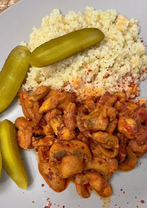 Keto-Csirkepörkölt karfiol rizzsel recept fotója