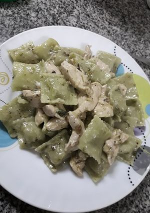 Una foto de Ravioles de espinaca con crema y pollo