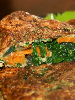 Una foto de Tortilla de espinacas y boniato 🥬🍠