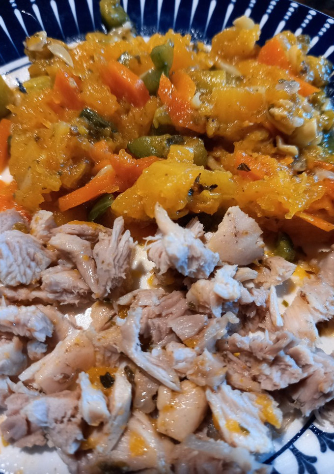 Una foto de Verduras salteadas con pollo al limón, apto para bebés