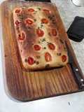 Focaccia con tomates cherrys y orégano fresco