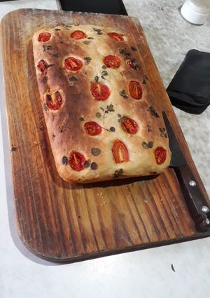 Una foto de Focaccia con tomates cherrys y orégano fresco