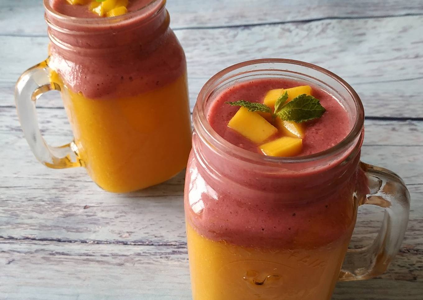 Mango strawberry smoothie