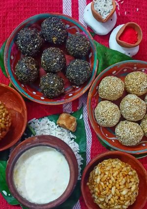 तिल के लडडू(til ke laddu recipe in hindi) रेसिपी मुख्य फोटो