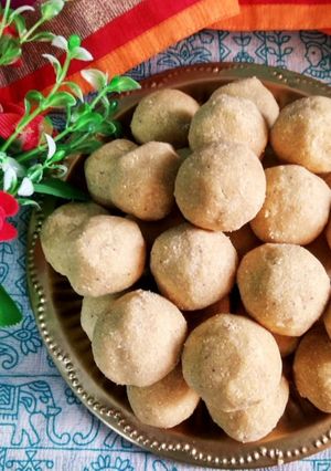 भुने चने और सफेद मिर्च के लड्डू(Bhune chane aur safed mirch ke laddu recipe in Hindi) रेसिपी मुख्य फोटो