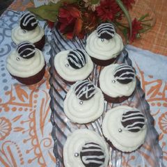 A picture of Red Velvet çhoçolate inside Cupcakes with cream cheese frosting.