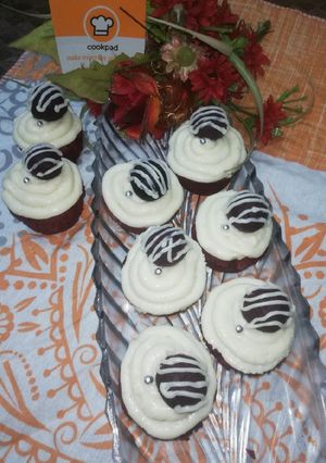 A picture of Red Velvet çhoçolate inside Cupcakes with cream cheese frosting.