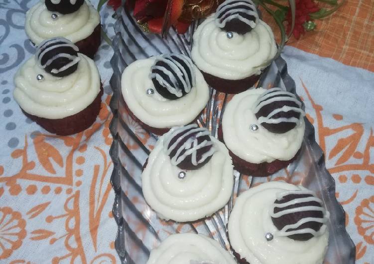 Red Velvet çhoçolate inside Cupcakes with cream cheese frosting