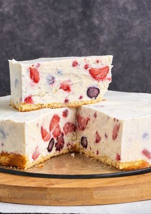 Una foto de Cheesecake helado de frutos rojos sin horno