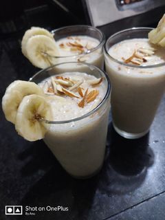 ખજૂર અને કેળા નું ડાઈટ જ્યૂસ(Dates and banana smoothie recipe in Gujarati) રેસીપી મુખ્ય ફોટો