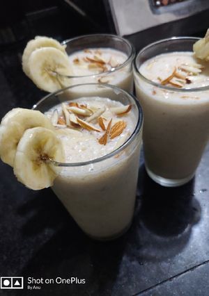 ખજૂર અને કેળા નું ડાઈટ જ્યૂસ(Dates and banana smoothie recipe in Gujarati) રેસીપી મુખ્ય ફોટો