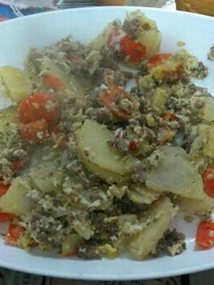 Una foto de Revuelto de papas y carne