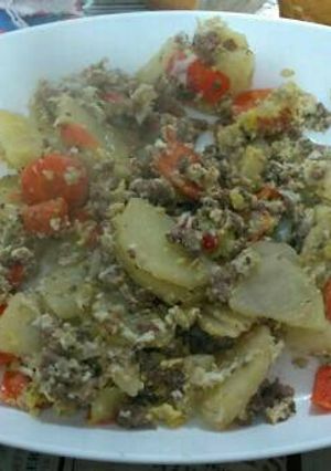 Una foto de Revuelto de papas y carne