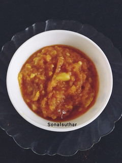 કાચી કેરી કાંદા ની ચટણી (Raw Mango Onion Chutney Recipe In Gujarati) રેસીપી મુખ્ય ફોટો