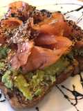 Semplice avocado toast con salmone