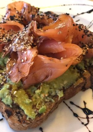 Foto di Semplice avocado toast con salmone
