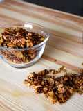 Granola con avena mandorle e cioccolato