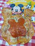 Pizza margarita de Mickey Mouse con masa casera y tomate casero
