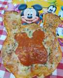 Pizza margarita de Mickey Mouse con masa casera y tomate casero