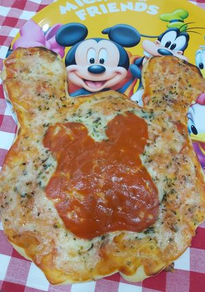 Una foto de Pizza margarita de Mickey Mouse con masa casera y tomate casero