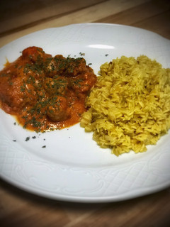 Una foto de Kofta curry con arroz basmati al azafrán