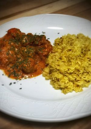 Una foto de Kofta curry con arroz basmati al azafrán
